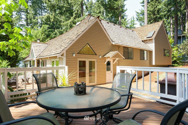 Bellevue Custom Home Backyard Retreat